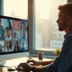 Personne assise à un bureau lumineux face à un écran de réseaux sociaux